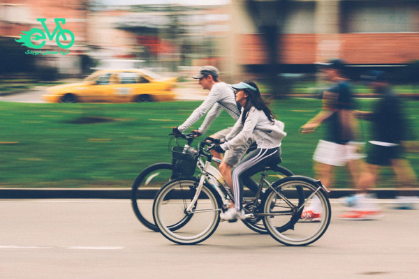 یک زن و یک مرد در حال دوچرخه سواری