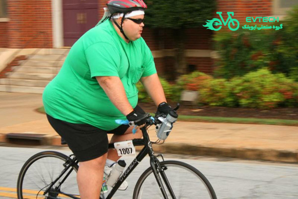 مرد چاق در حال دوچرخه سواری