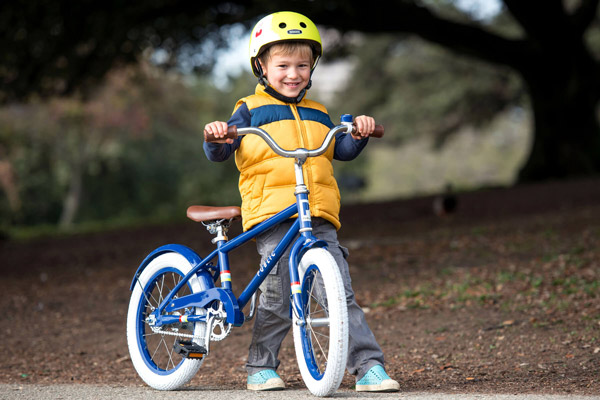 کودک در کنار دوچرخه 