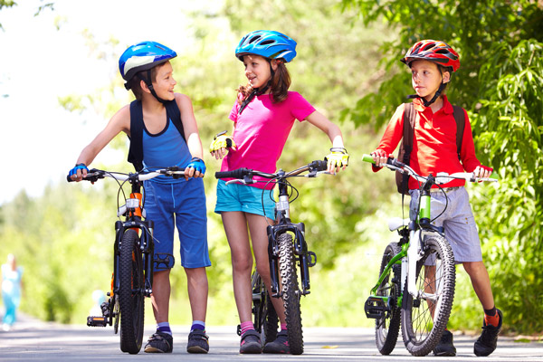 سه کودک سوار برروی دوچرخه 