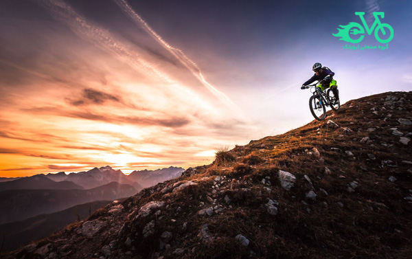 دوچرخه سوار در کوه همراه با دوچرخه کوهستانی