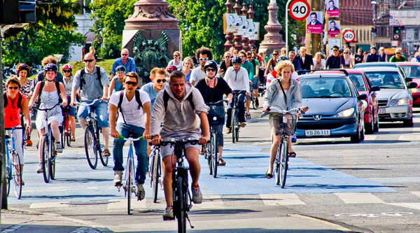 مسابقه دوچرخه سواری در شهر 