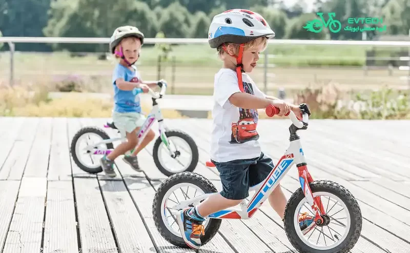 دو کود خرد سال در حال دوچرخه سواری
