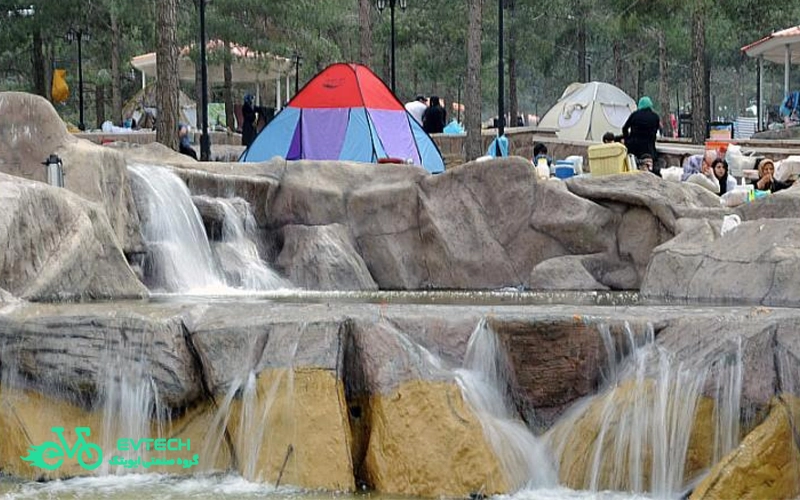 برخی از افراد در پارک سرخه حصار مشغول تفریح 